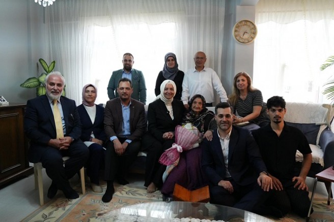 AK Parti Üsküdar'da En Yaşlı Üyesini Ziyaret Etti