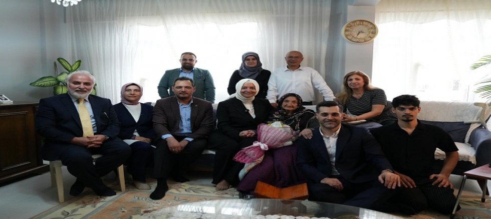 AK Parti Üsküdar'da En Yaşlı Üyesini Ziyaret Etti