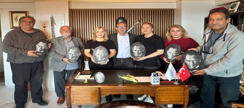 Burhan Makıroğlu’ndan Anlamlı 29 Ekim Kutlaması: Gazetecilere Atatürk Rölyefi Hediye Edildi