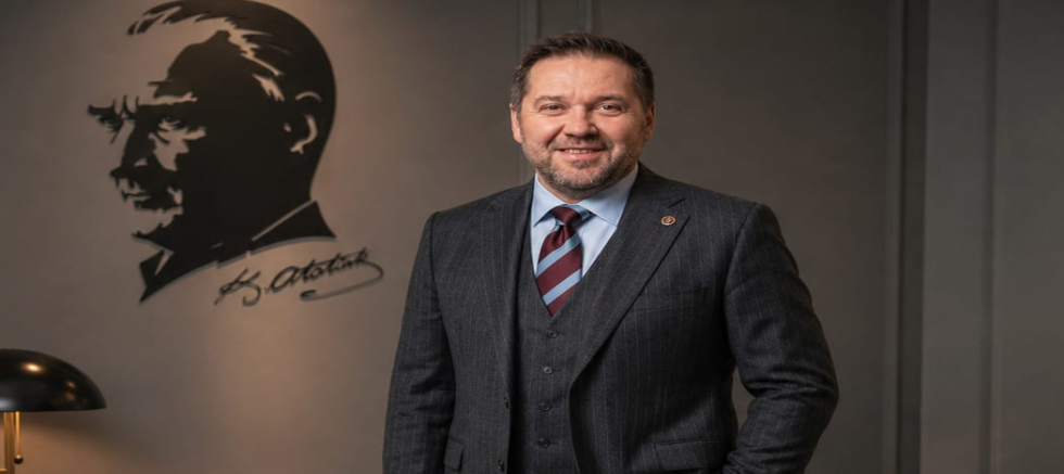 Hamdi Gültekin, Yazarlık ve Siyaseti Bir Arada Sürdürüyor