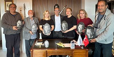 Burhan Makıroğlu’ndan Anlamlı 29 Ekim Kutlaması: Gazetecilere Atatürk Rölyefi Hediye Edildi