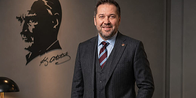 Hamdi Gültekin, Yazarlık ve Siyaseti Bir Arada Sürdürüyor